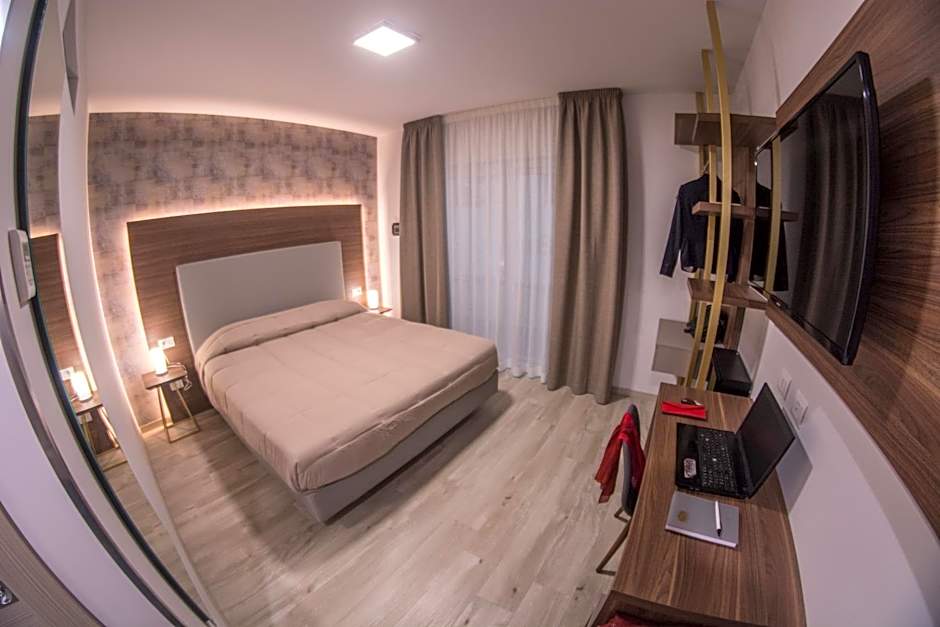8room hotel