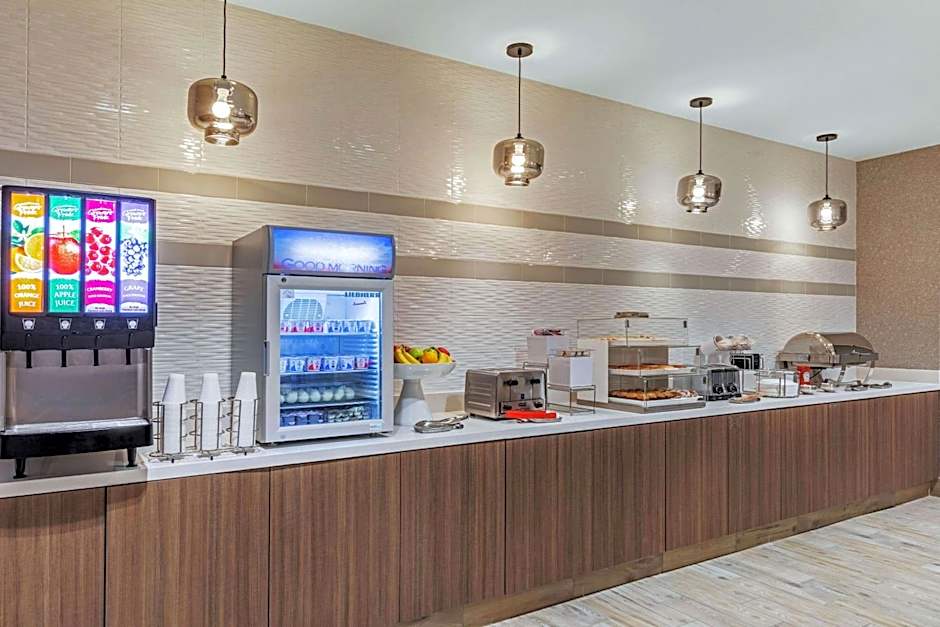 La Quinta Inn & Suites by Wyndham Kansas City Beacon Hill