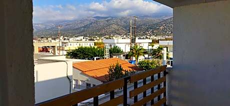 Standard Twin Room with Mountain View