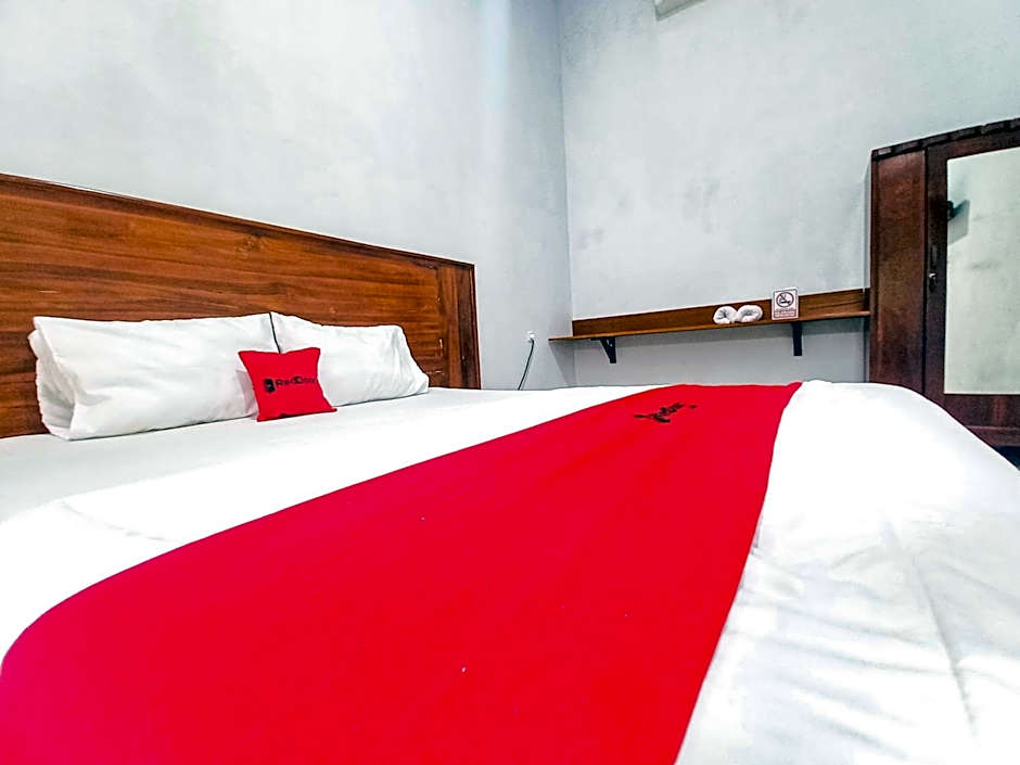 RedDoorz Plus Syariah at Umyas Hotel near Terminal Anjuk Ladang Nganjuk