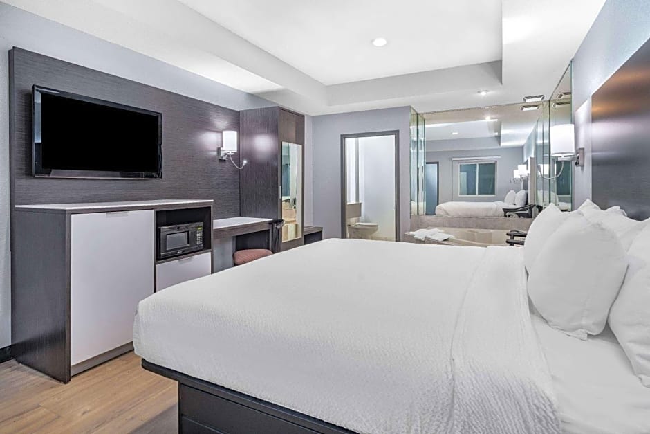 Days Inn & Suites by Wyndham Niagara Falls/Buffalo