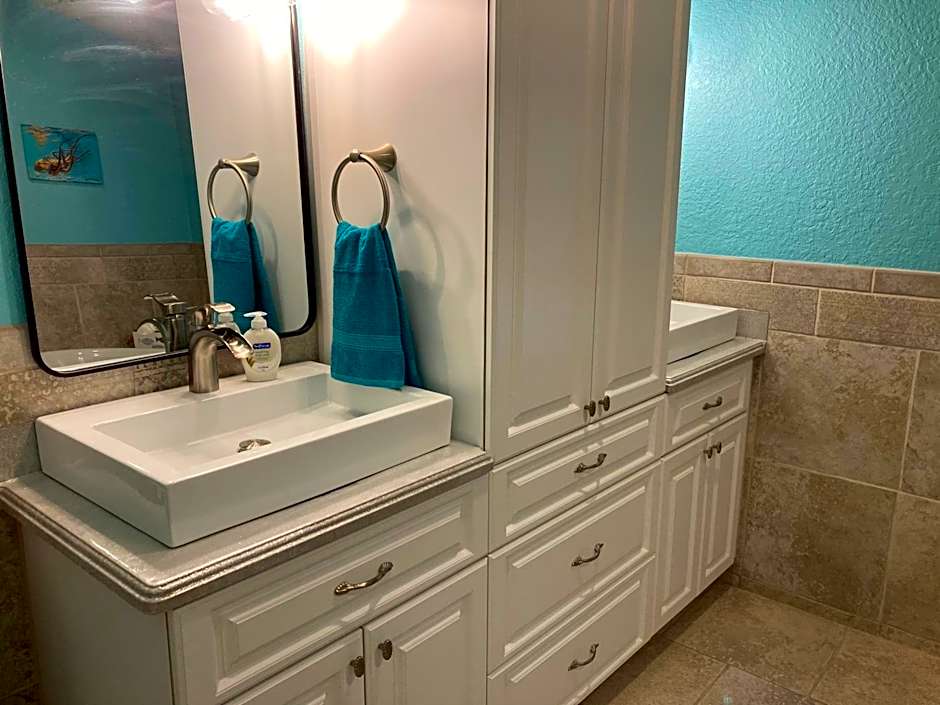 3Gulls Inn Ozona-Boutique Hotel-Steps from Restaurants & Brewery-SwimSpa Pool-Pet Friendly