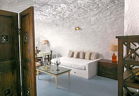 Premium Cave Suite with Hot Tub & Caldera View