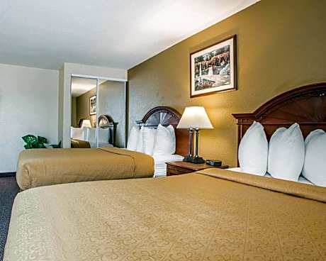 2 Queen Beds Nonsmoking