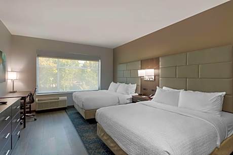 Suite with Larger Room and Kitchenette - Non-Smoking