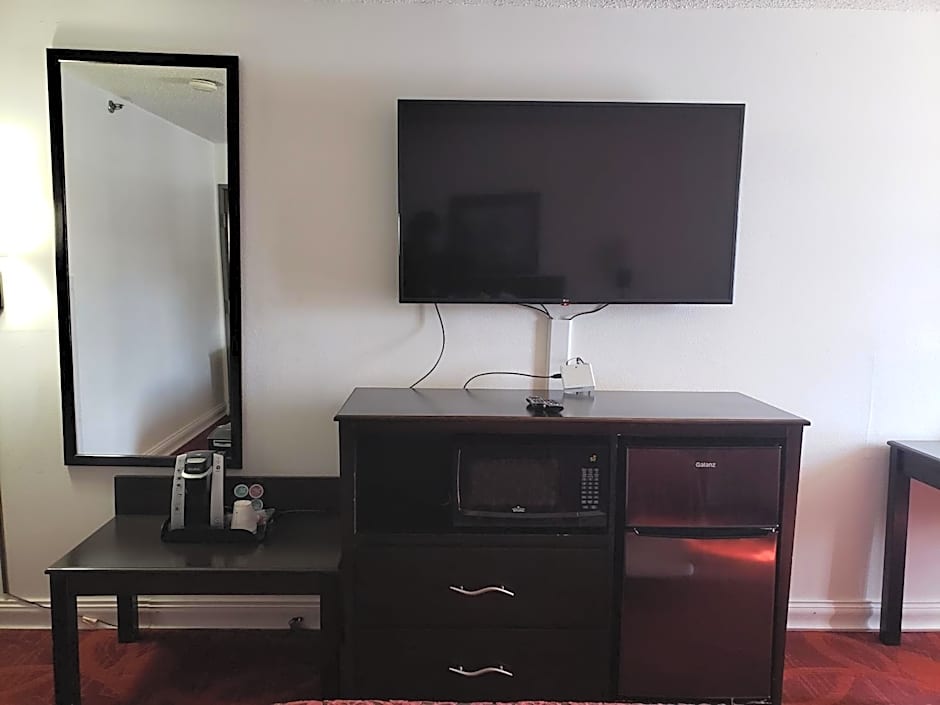 Days Inn by Wyndham Lake Village