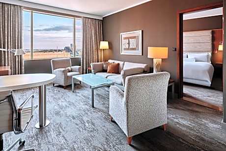 Executive Suite, 1 Bedroom Suite, 1 King, City view