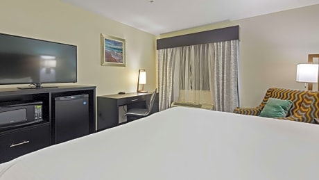 1 KING BED,MOBILITY ACCESSIBLE,ROLL IN SHOWER,NSMK,FULL BREAKFAST