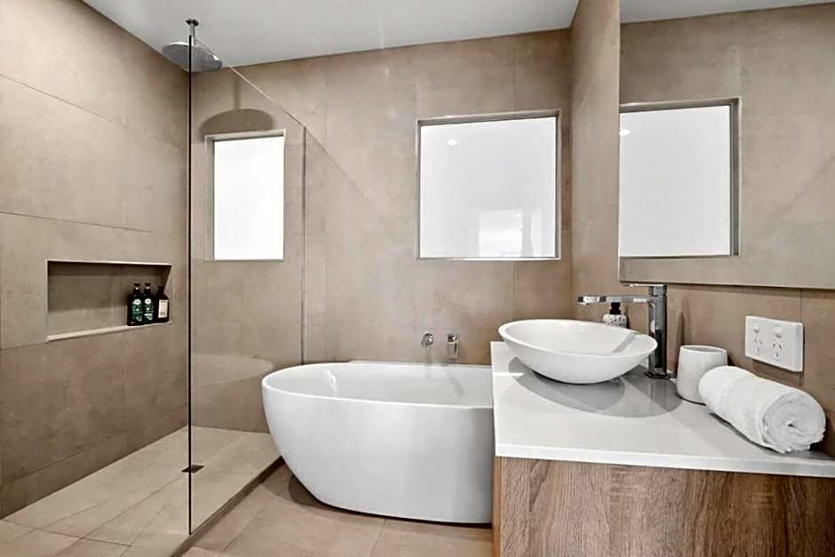 Torquay Springs with pool 600m to beach