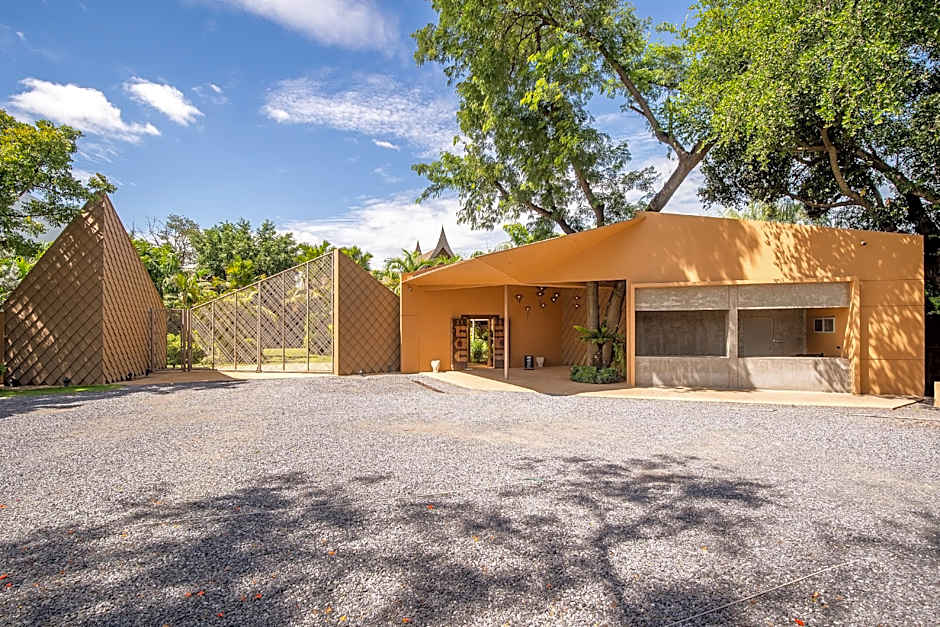 Syama Ayudhya, Residence & Café