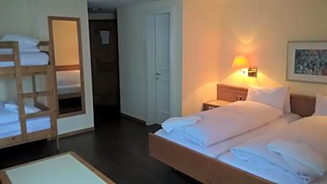 Family Room (2 Adults + 2 Children)