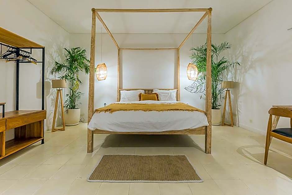 Elegant 3 BR villa huge pool in central Canggu