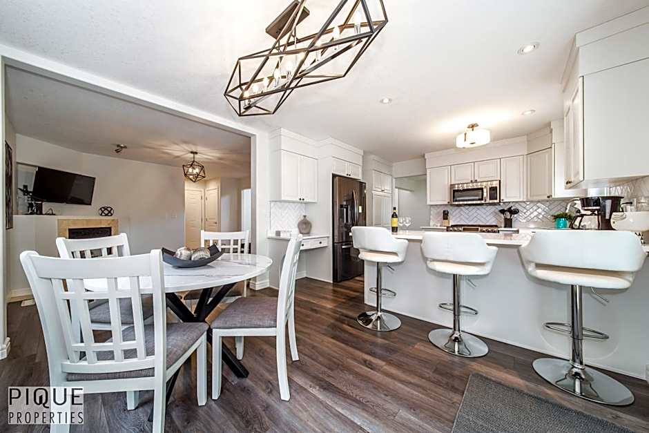 LUXURIOUS 6 Bed Home I Fireplace I near Sports Park I with Double Garage & Fast WiFi!