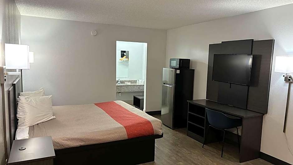 Photo 1 of 5 of 1 Queen Bed, Accessible, Roll in Shower