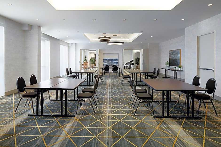 Holiday Inn & Suites Montreal Airport by IHG
