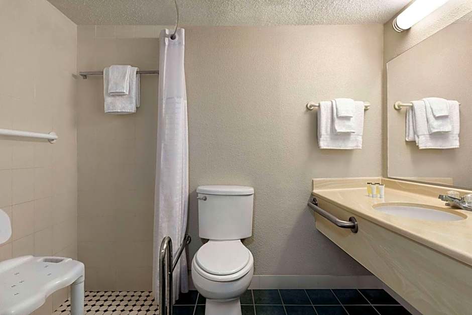 Days Inn by Wyndham Myrtle Beach-Beach Front