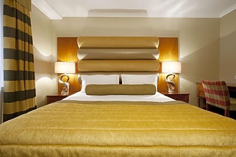 Classic Room with Complimentary Mini-Bar (1 King Bed)