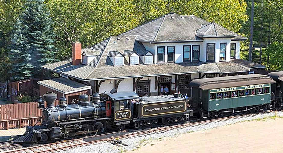 Stunning Modern Suite - King Bed - Free Parking & Netflix - Fast Wi-Fi - Long Stays Welcome