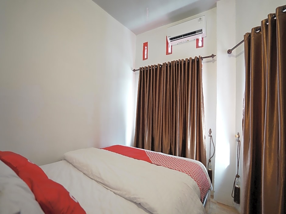 OYO 90645 Karisma Residence