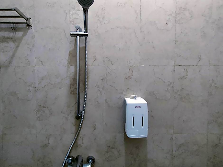 RedDoorz @ Araya House Ngawi