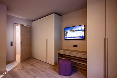 Deluxe Three-Bedroom Apartment