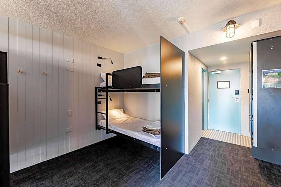 Bunk Surfers Paradise 18-35 Backpacker Hostel