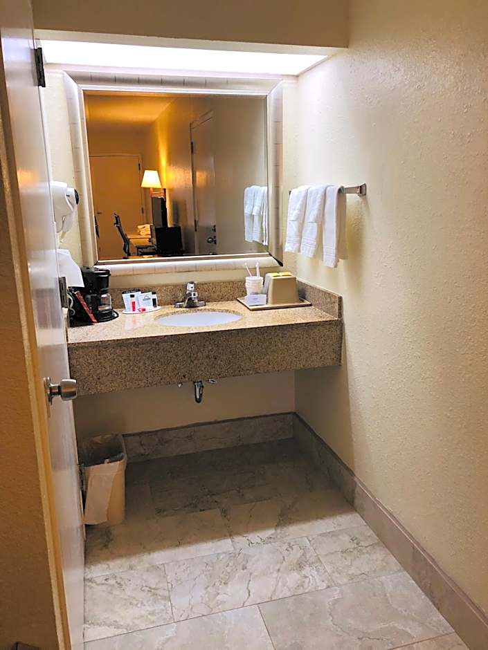 Days Inn & Suites by Wyndham Navarre - near Beaches/Hurlburt