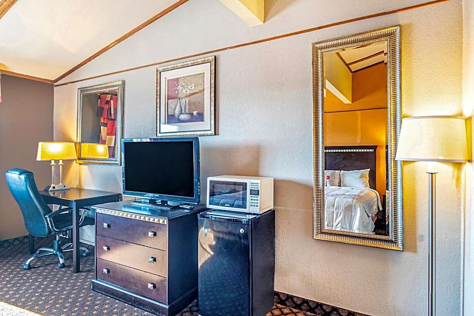 OYO Townhouse Dodge City KS