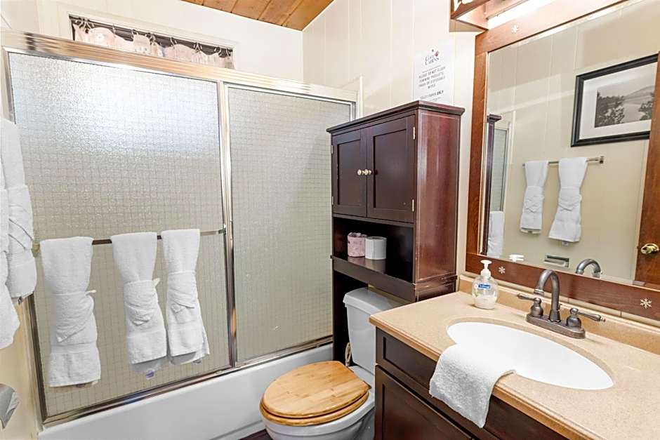 The Cuddle Inn - True feeling of a great cabin! Beautiful and homey! Walking distance to the lake!