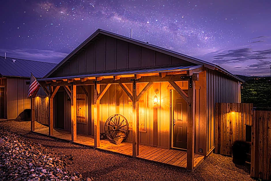 -Pet Friendly- Miners Cabin #5 -Two Double Beds - Private Balcony