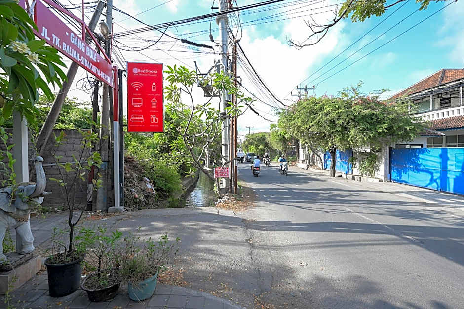 RedDoorz near Mertasari Beach 2