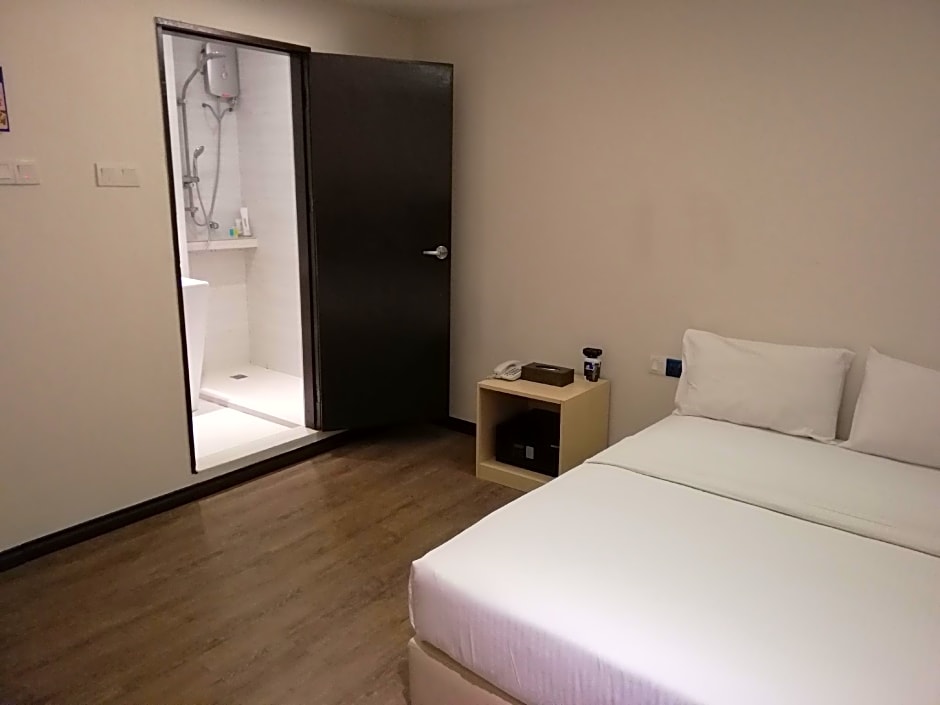 Ease Hotel