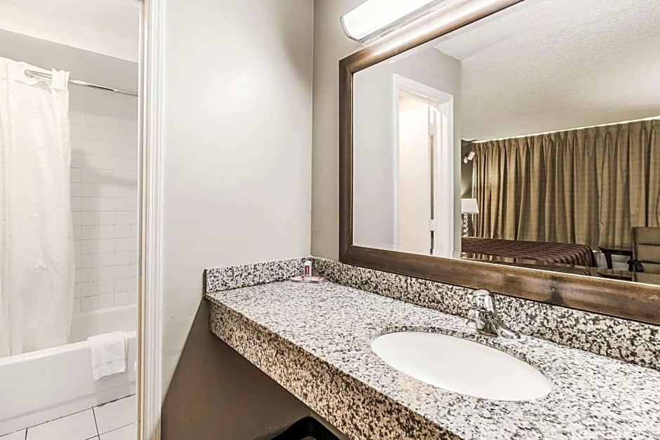 Econo Lodge North