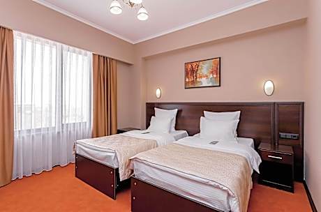 2 Single Beds Smoking Room Cable Tv Wi-Fi Mini Bar Tea/Coffee Bathrobe Slippers Full Breakfast