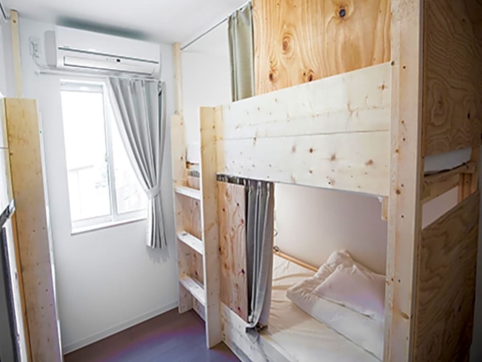 IZA Enoshima Guest House & Bar