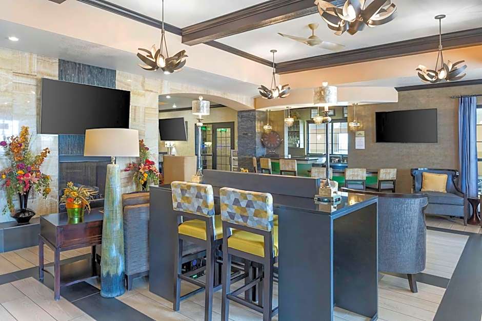 Best Western Plus Emerald Inn & Suites