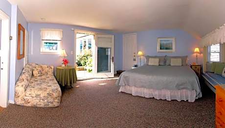 King Suite with Pool View