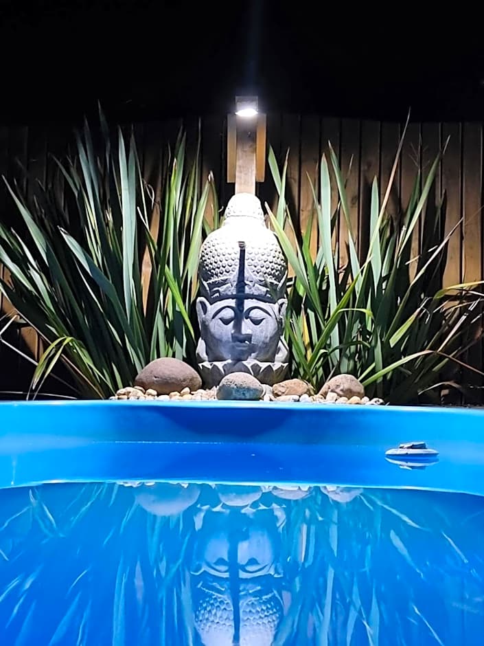 Pousada Rosa Shanti, café da manhã opcional, apenas 4 cabanas, piscina, estacionamento privativo, área de festas com churrasqueira e cervejeira, cantinho da fogueira, localizado junto a natureza