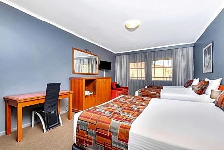 Family Room with One Queen Bed and Two Single Beds - Non-Smoking 