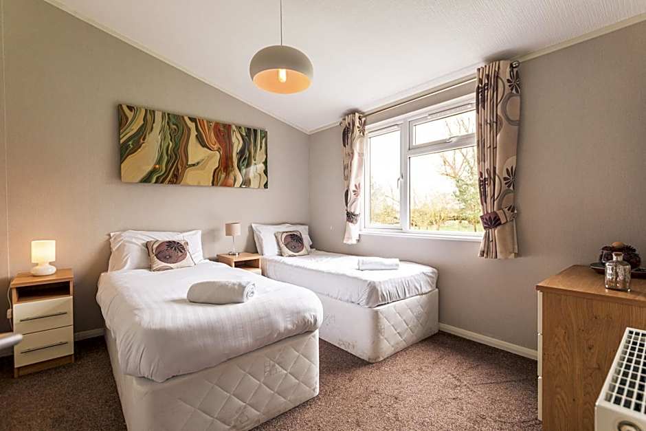 Kingfisher Lodge with Hot Tub