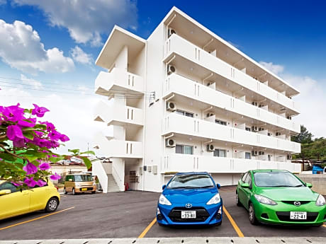 Kariyushi Condominium Resort Kin Yaka Seaside