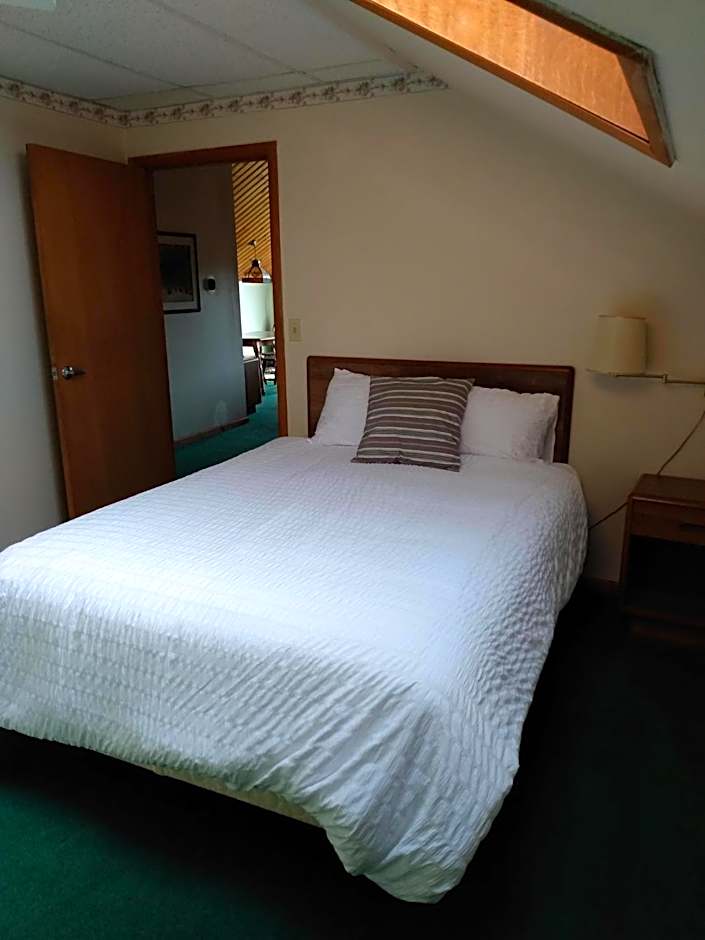 Sara Placid Inn & Suites