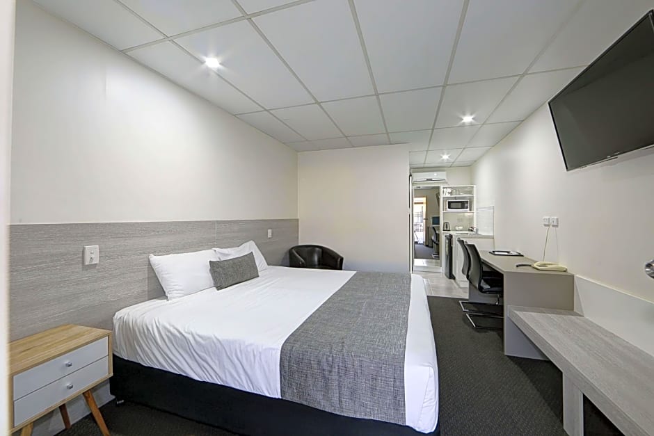 Photo 1 of 3 of Deluxe 1 King Bed Suite, Nonsmoking
