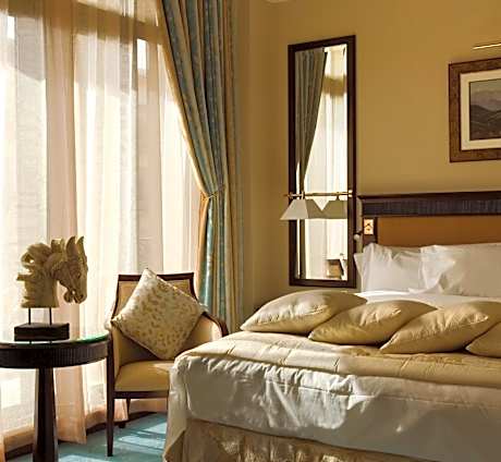 Classic Queen Room with Courtyard View
