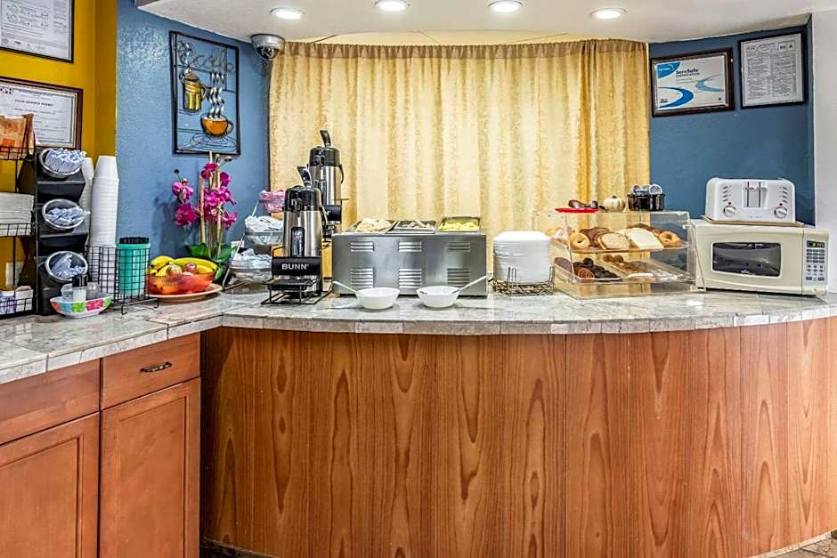 Econo Lodge Inn & Suites Macon North