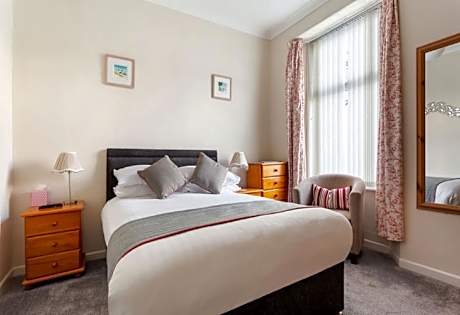 Double room-Standard-Ensuite-with bath or shower