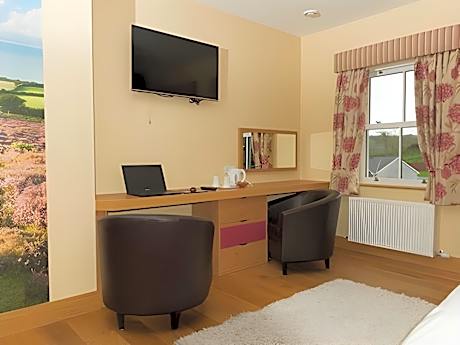 Triple room-Luxury-Ensuite with Shower-Garden View-Carnteel Room