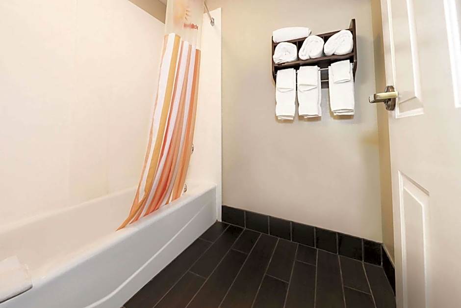 La Quinta Inn & Suites by Wyndham Sandusky