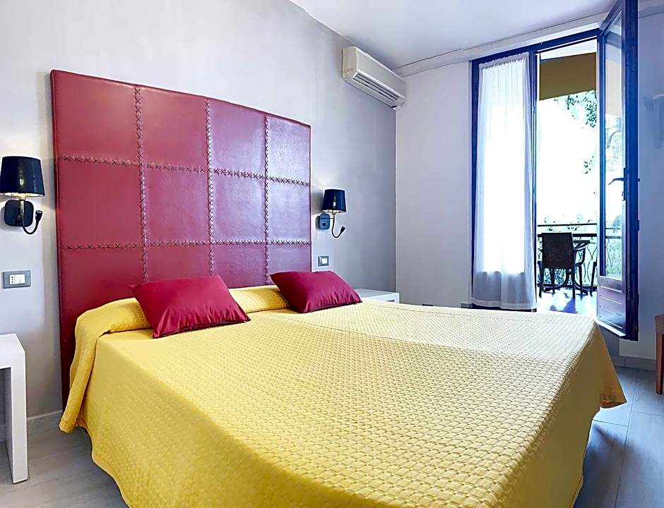 Foto 1 di 6 di 1 Double Bed or 2 Beds, Annex Building