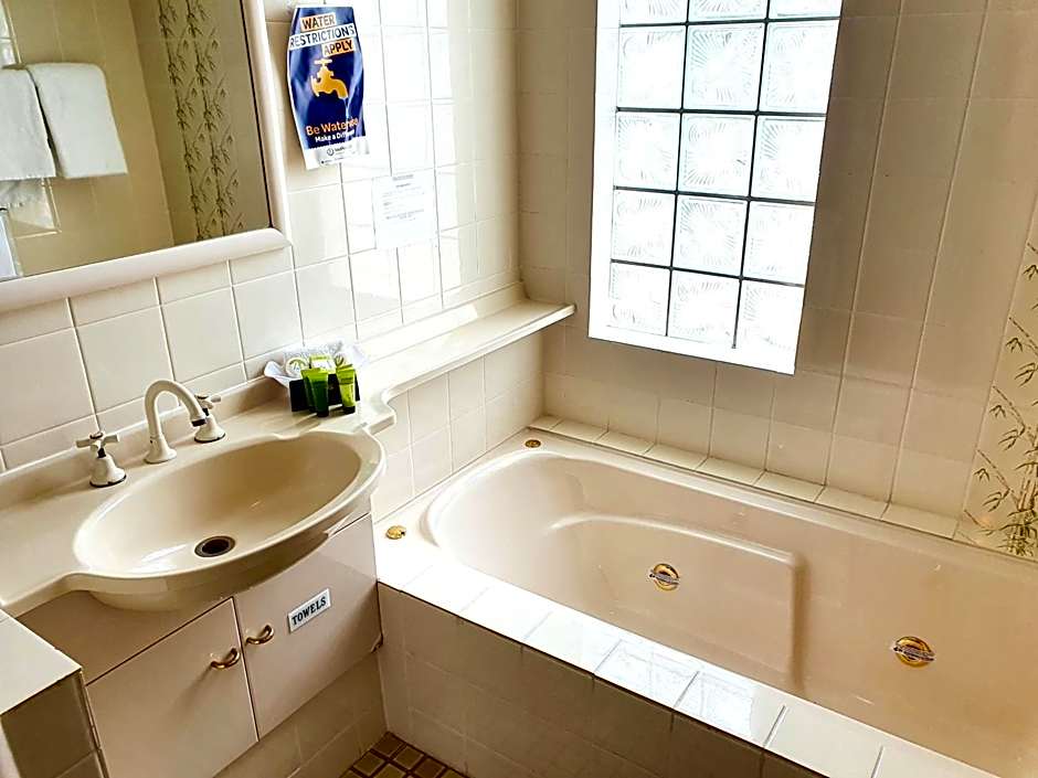 McNevins Warwick Motel